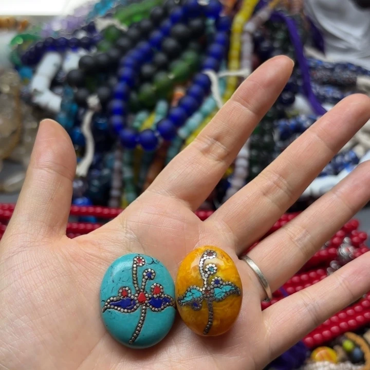 玻璃颈饰一颗，喊我选