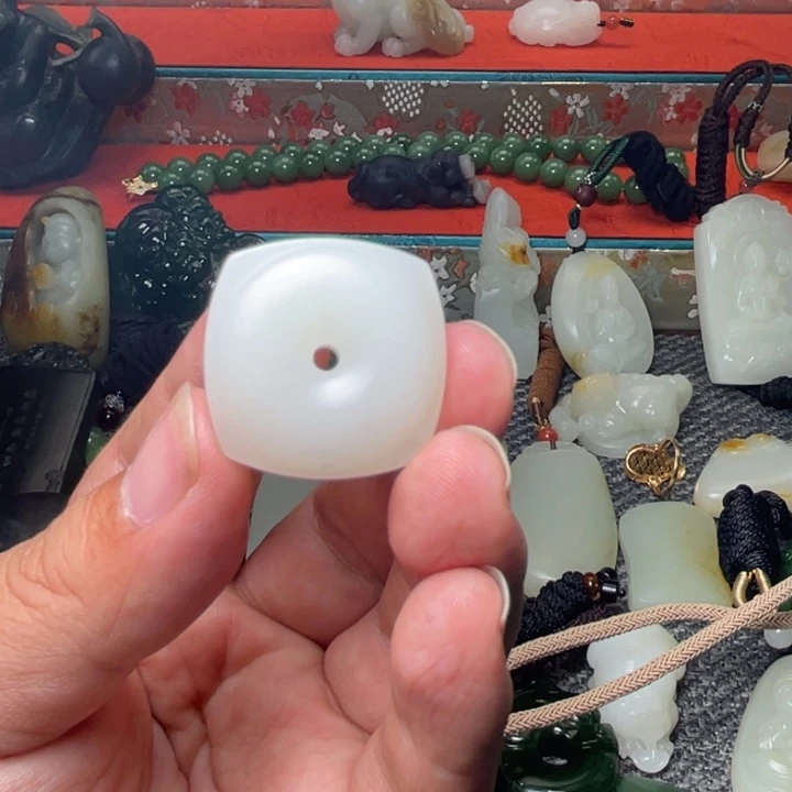 阳***光和田玉未镶嵌颈饰
