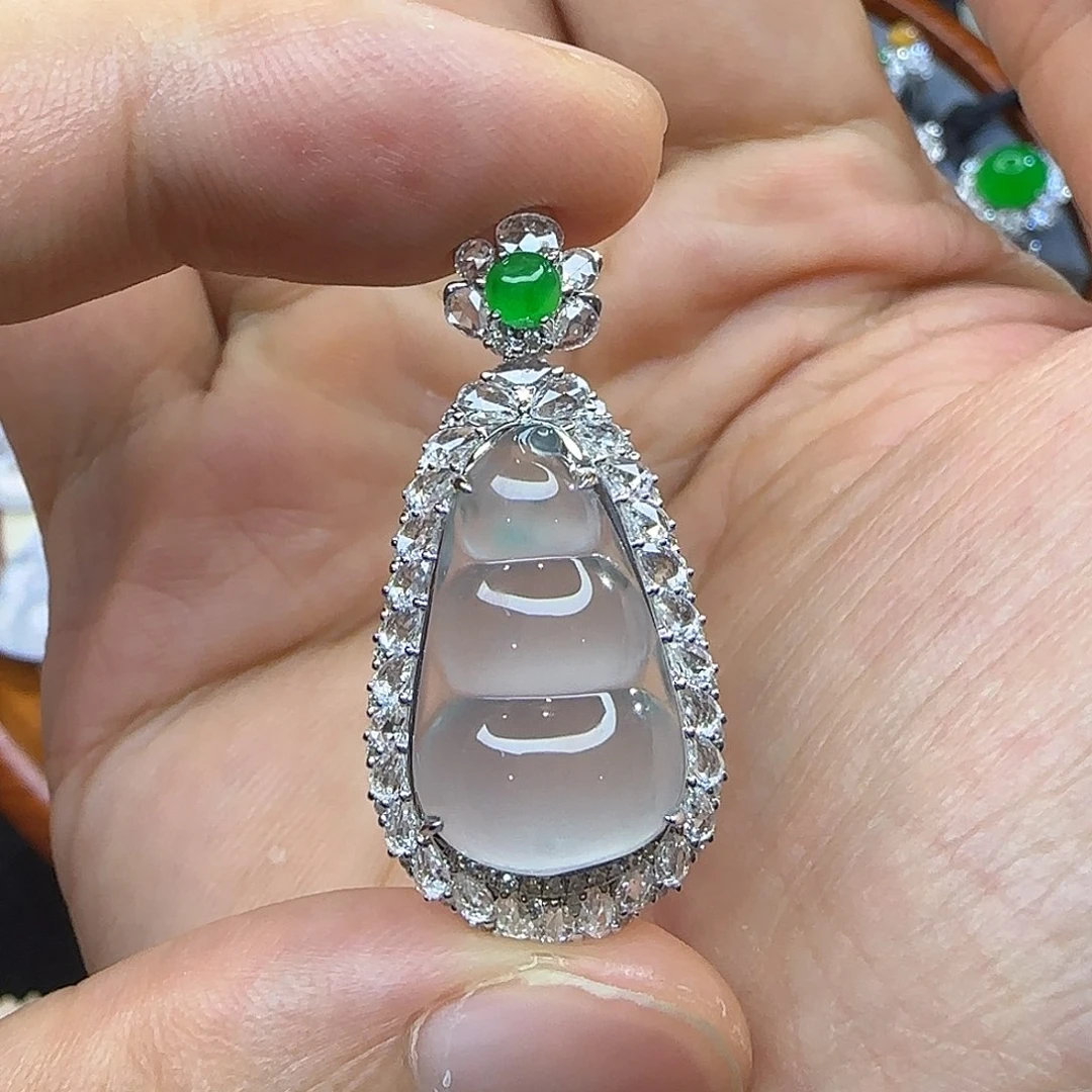 颈饰18K金镶嵌翡翠天然翡翠