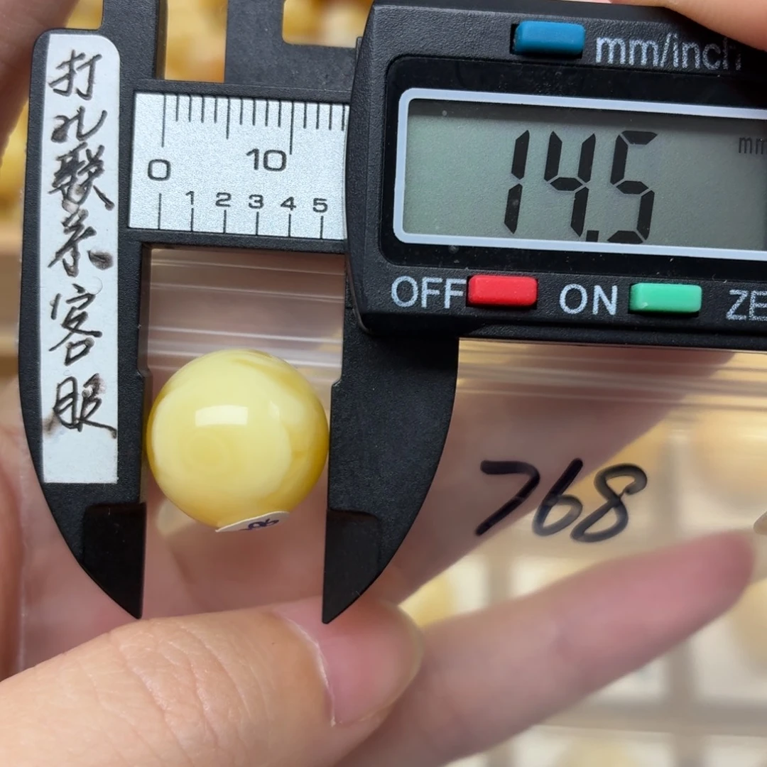 小***谷裸石蜜蜡未镶嵌蜜蜡
