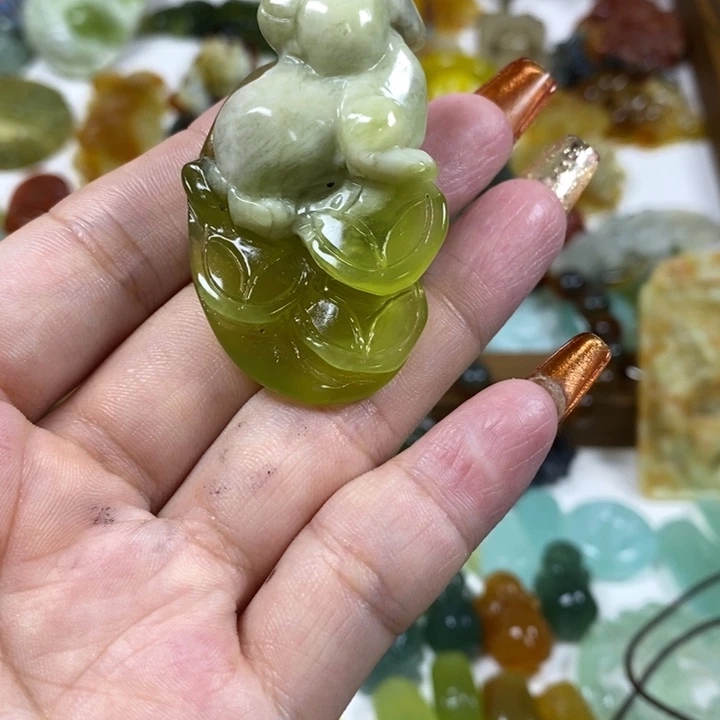 未镶嵌蛇纹石玉吊坠