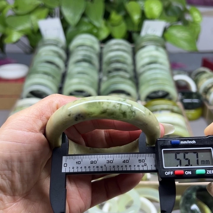 蛇纹石玉未镶嵌手镯71