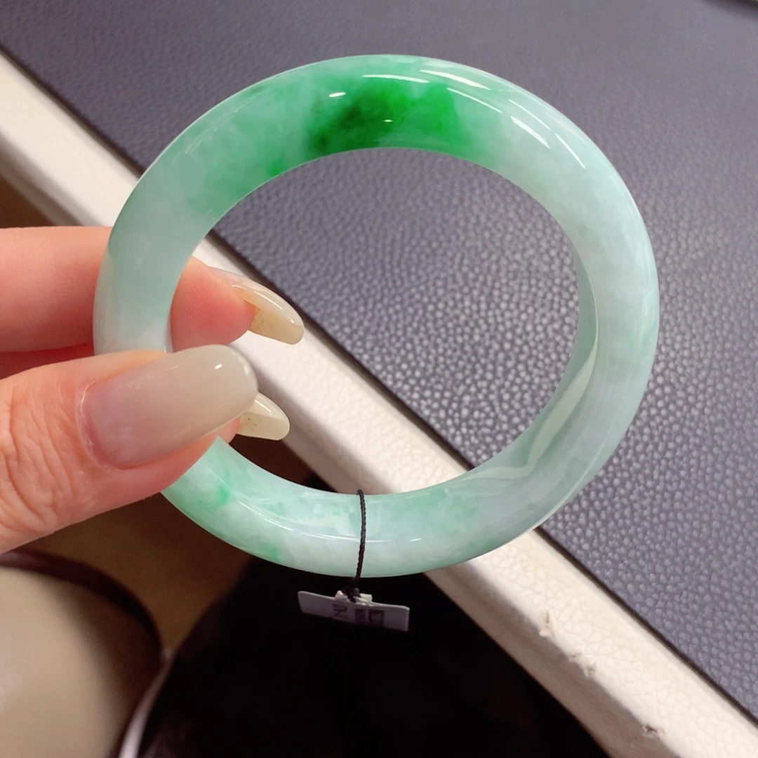 翡翠手镯未镶嵌翡翠