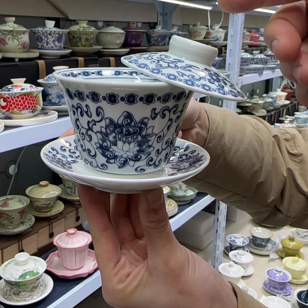 高温下的高温天气使人心情愉悦而