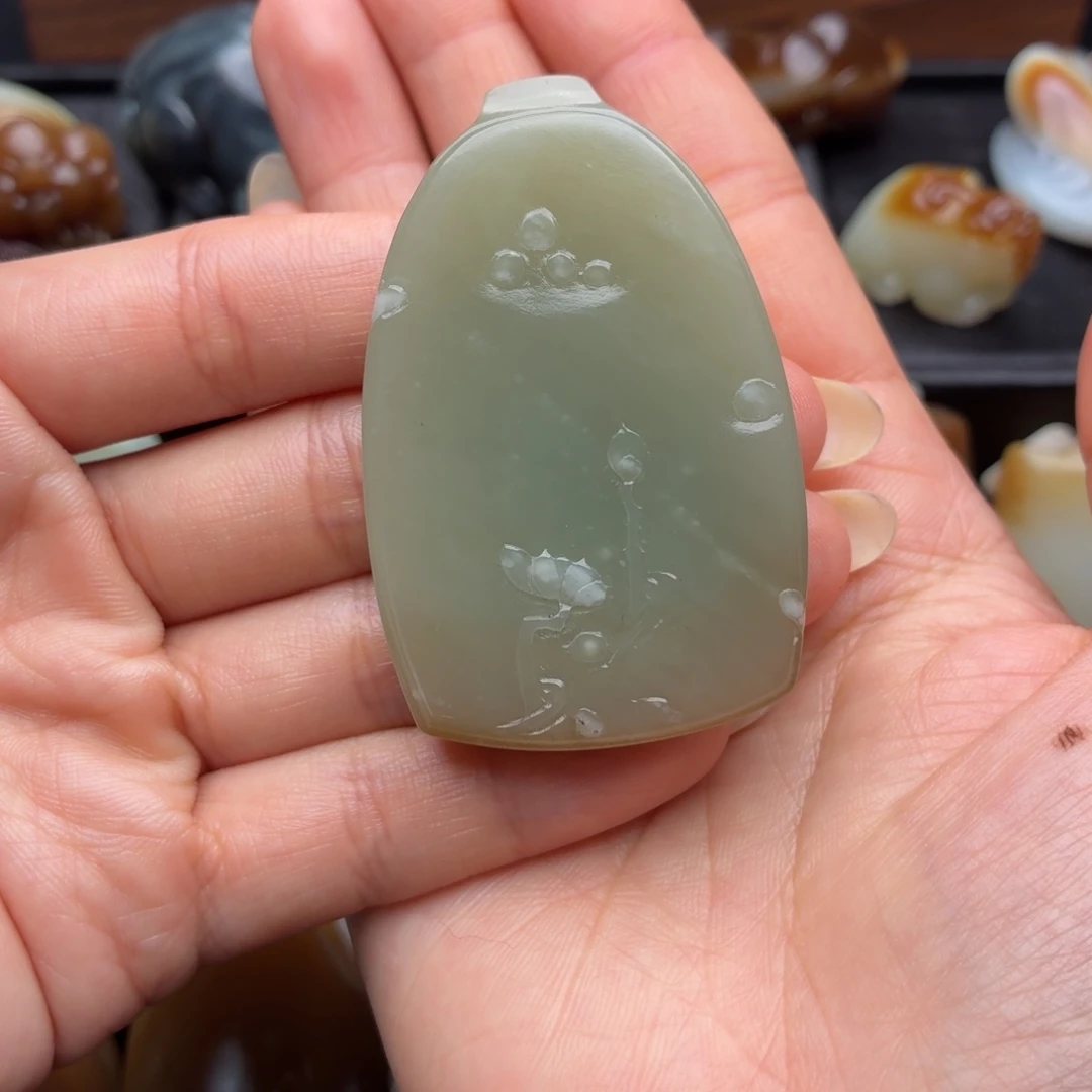 ****呜和田玉未镶嵌颈饰