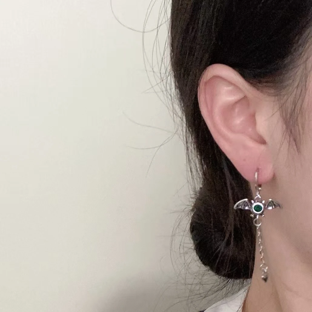铜合金锆石耳饰 恶魔之翼耳环女复古轻奢精致蝙蝠流苏耳圈耳扣小