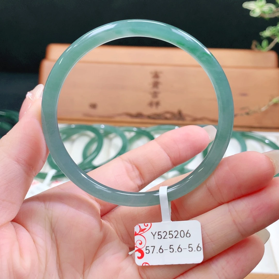 翡翠手镯未镶嵌天然