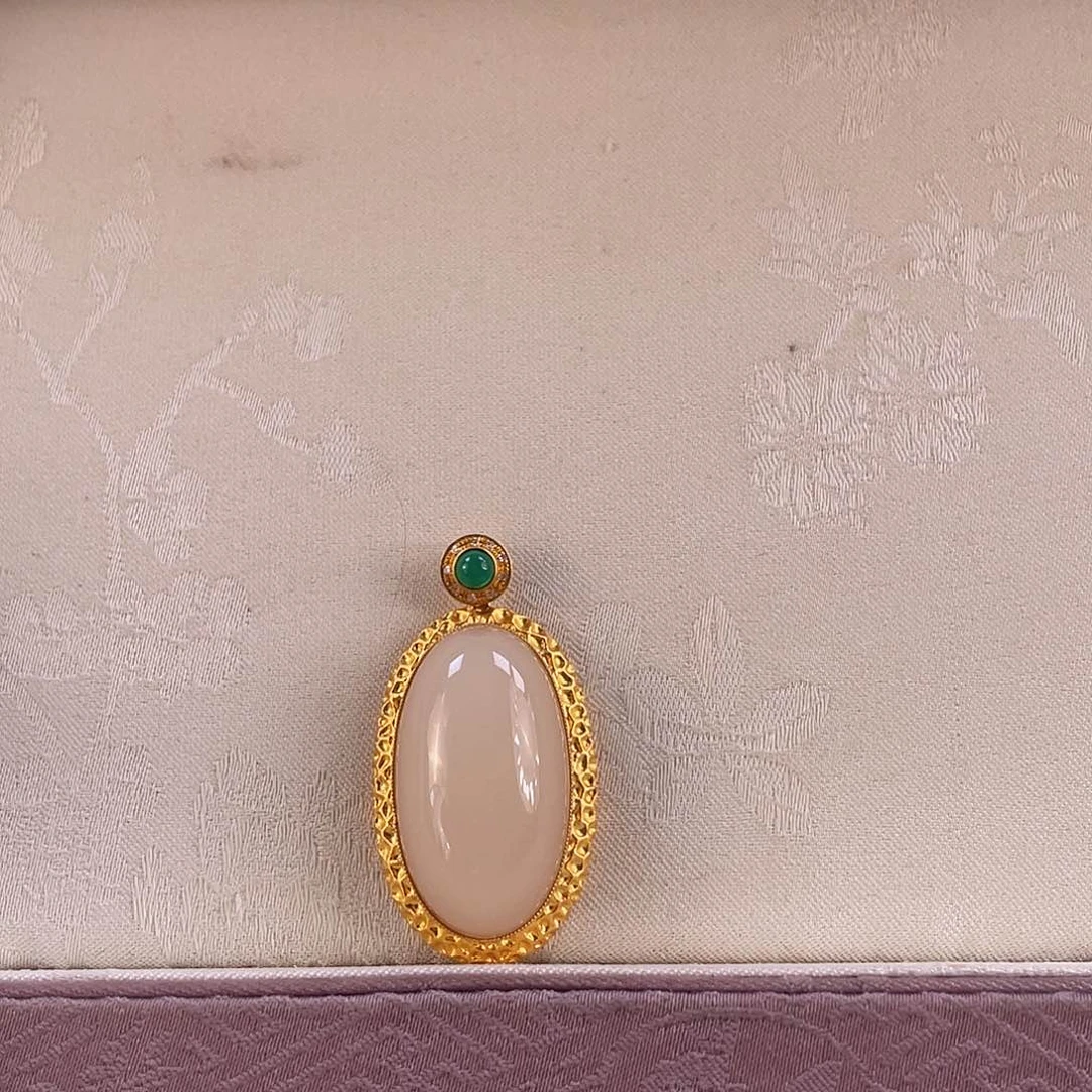 和田玉吊坠(不含链)18K金镶嵌