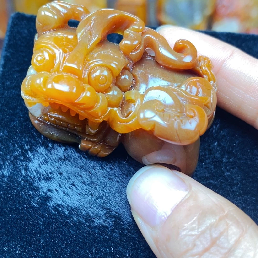 未镶嵌石英质玉（黄龙玉）颈饰