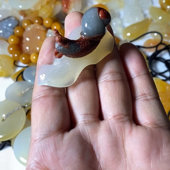 石英质玉（黄龙玉）未镶嵌颈饰