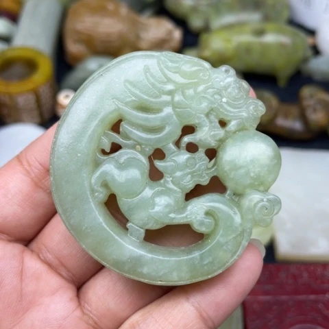 蛇纹石玉未镶嵌颈饰