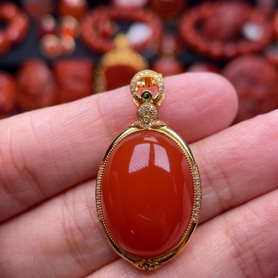 南红玛瑙18K金镶嵌珠宝奇石蛋面吊坠