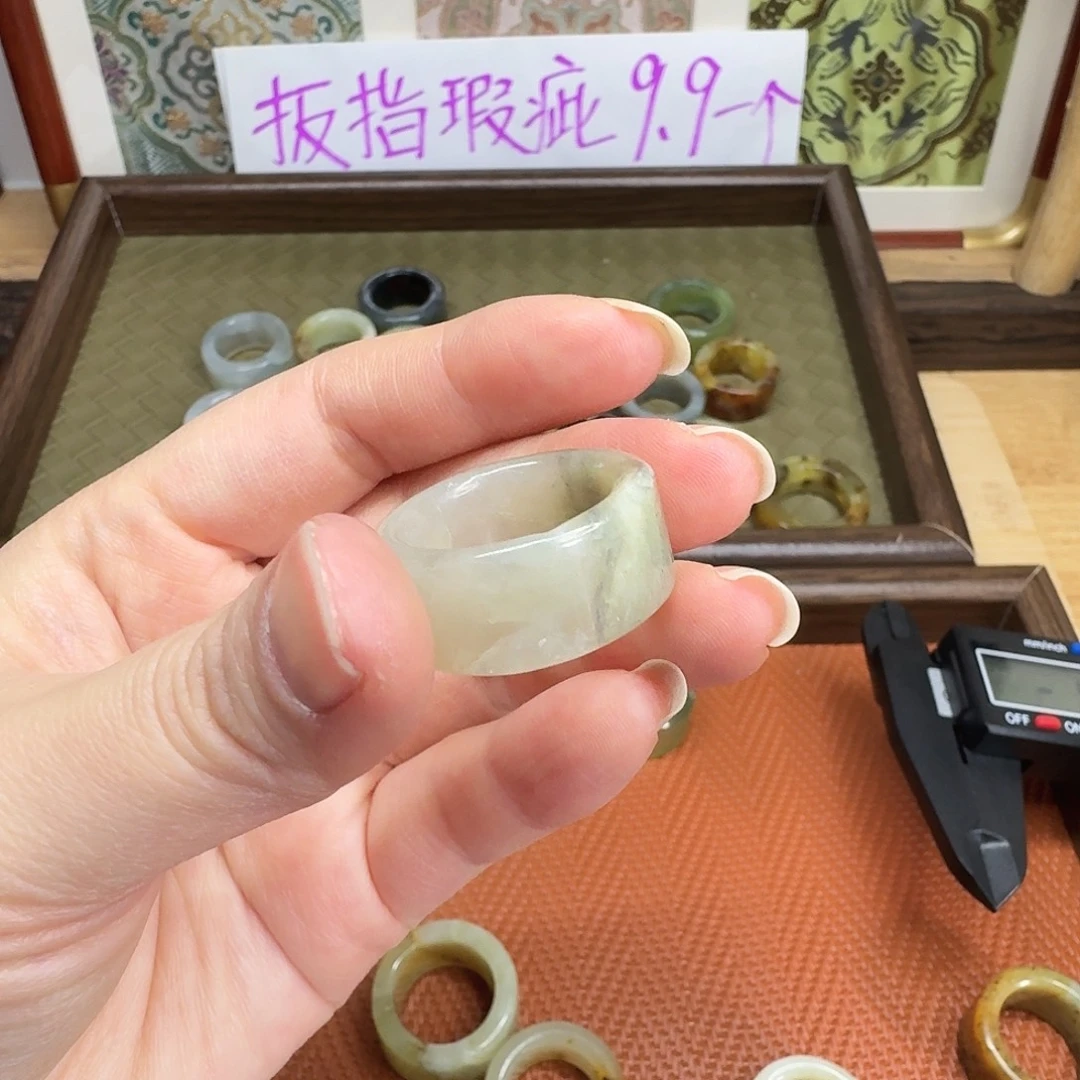 蛇纹石玉未镶嵌戒指卡17.3有裂