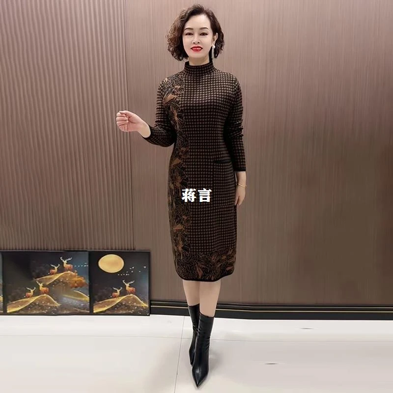 中老年针织连衣裙2025秋冬新款宽松大码遮肚半高领过膝格子打底裙