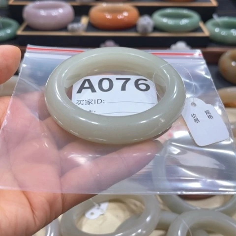 未镶嵌手镯石英质玉
