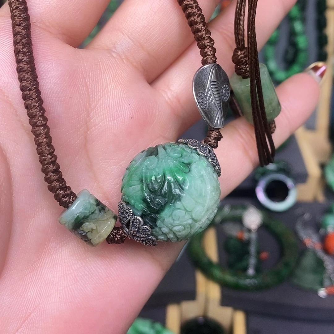 颈饰未镶嵌翡翠漂亮美眉