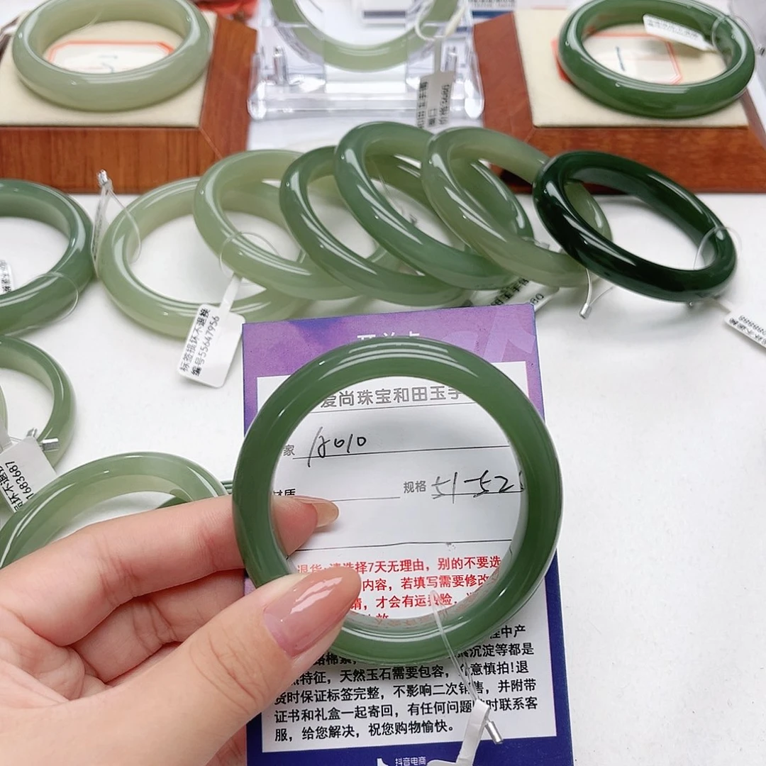 和田玉手镯未镶嵌S****?
