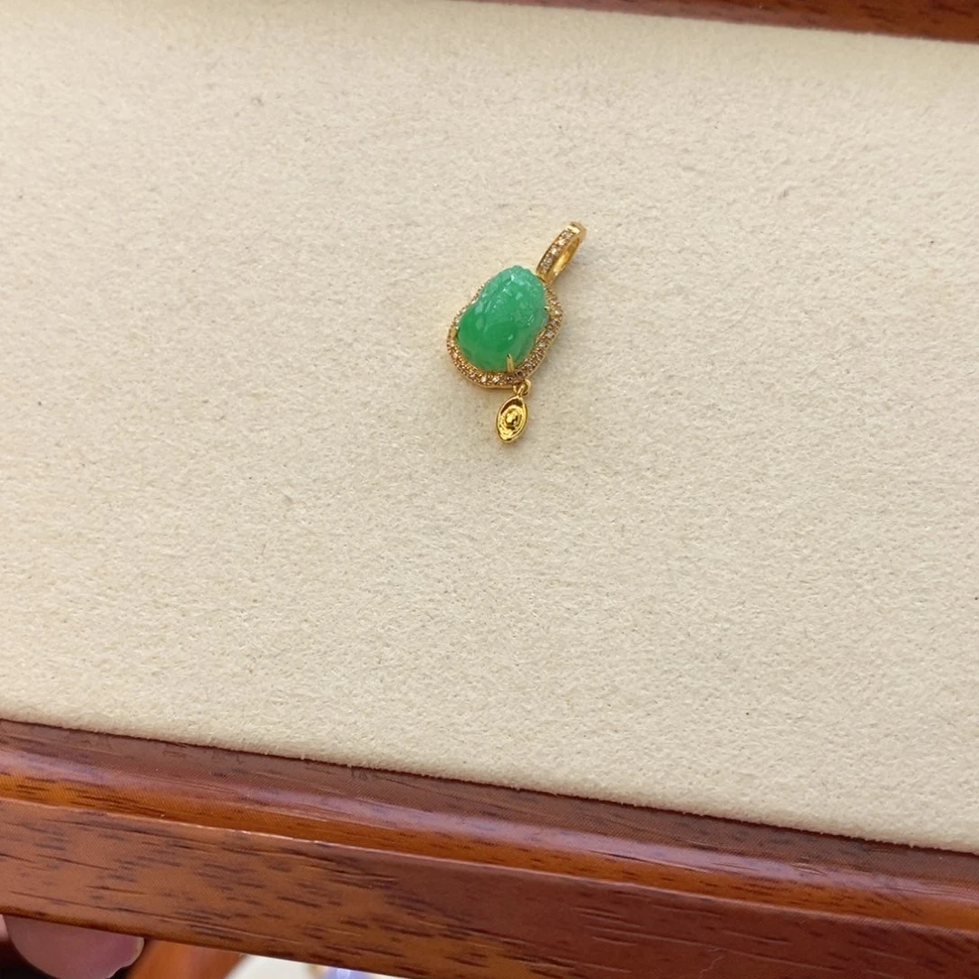 朱***珠翡翠18K金镶嵌颈饰翡翠