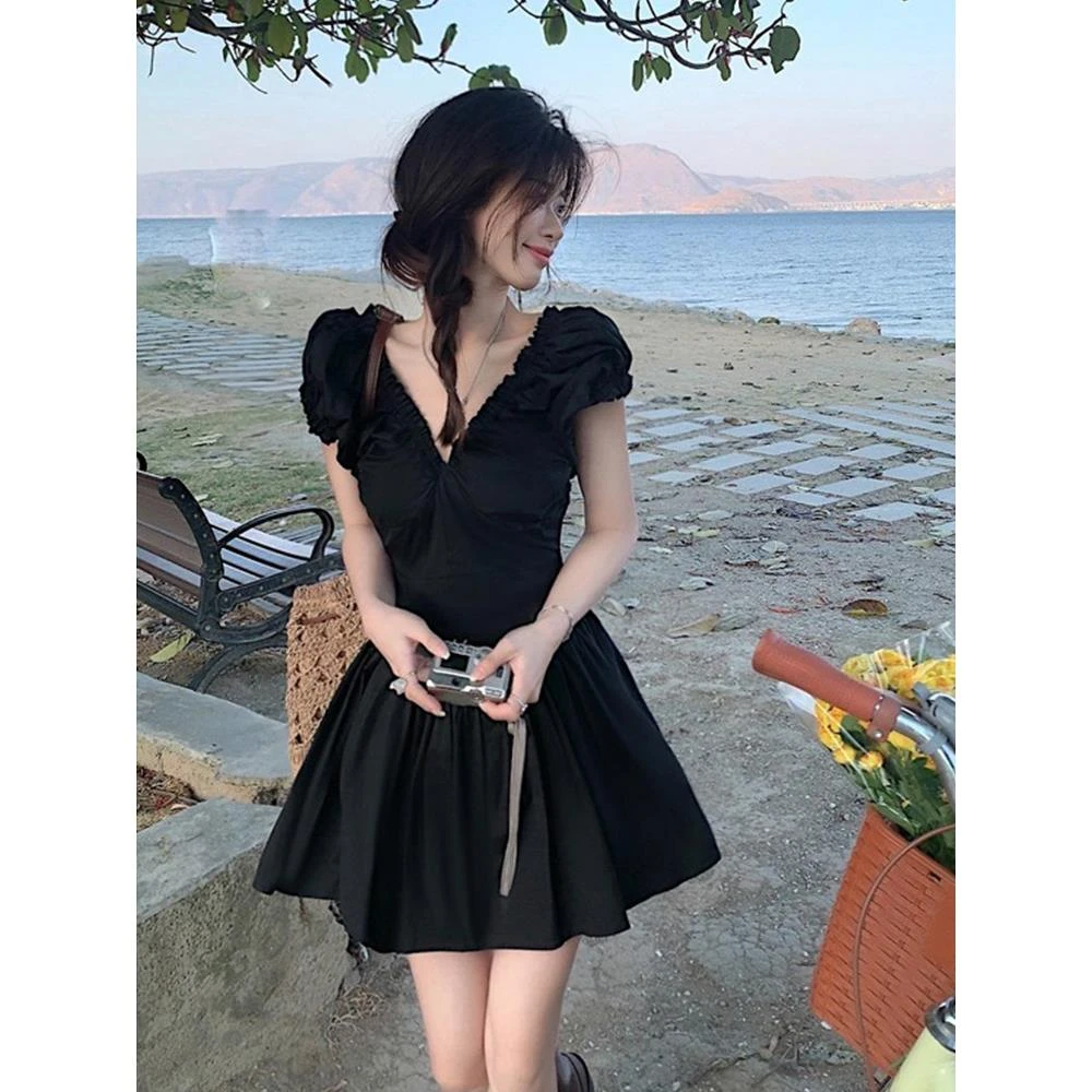 2025年新款夏季女装小众设计感短裙小个子v领赫本风黑色连衣裙子