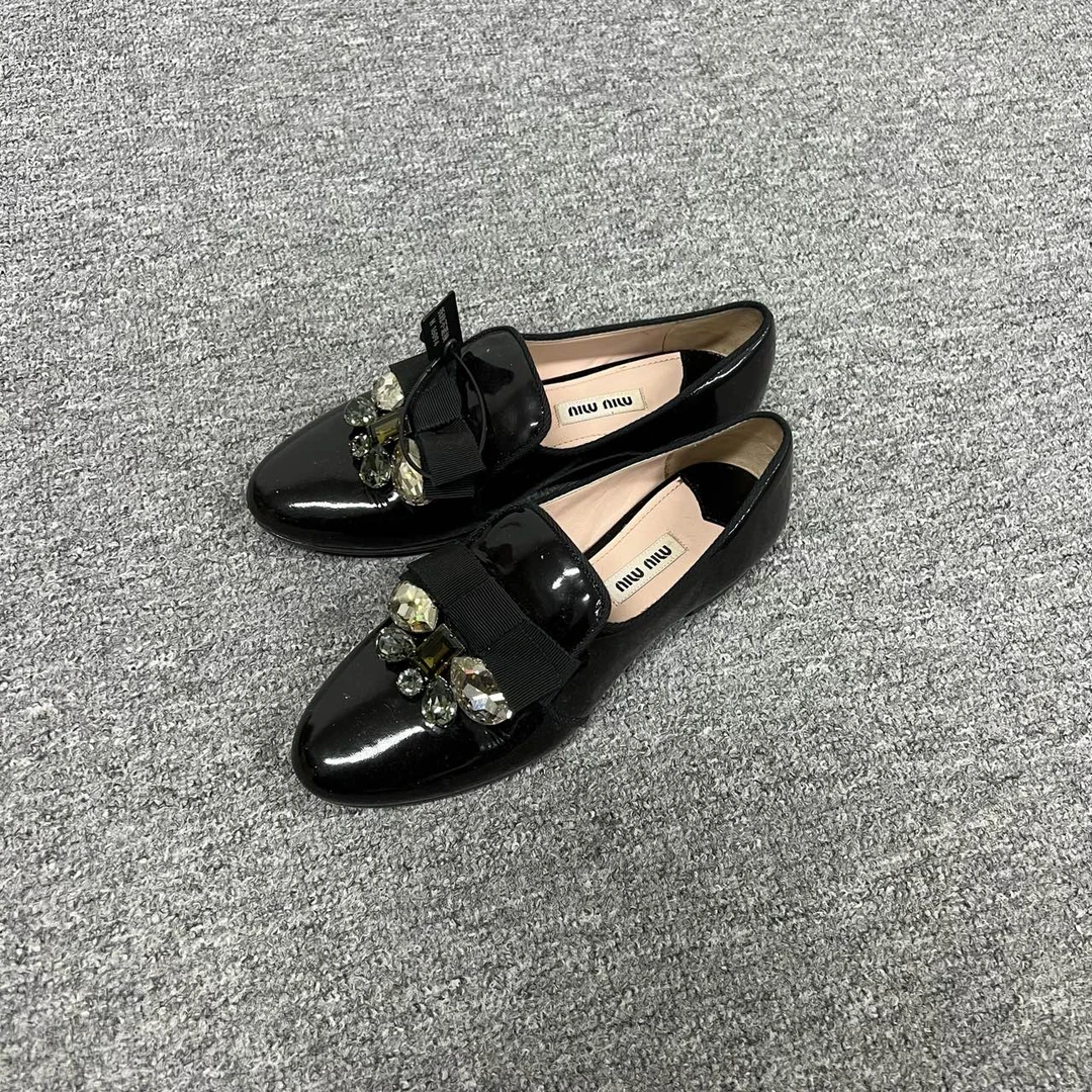 99新 MIU MIU/缪缪 miumiu 黑色平底皮鞋34.5码