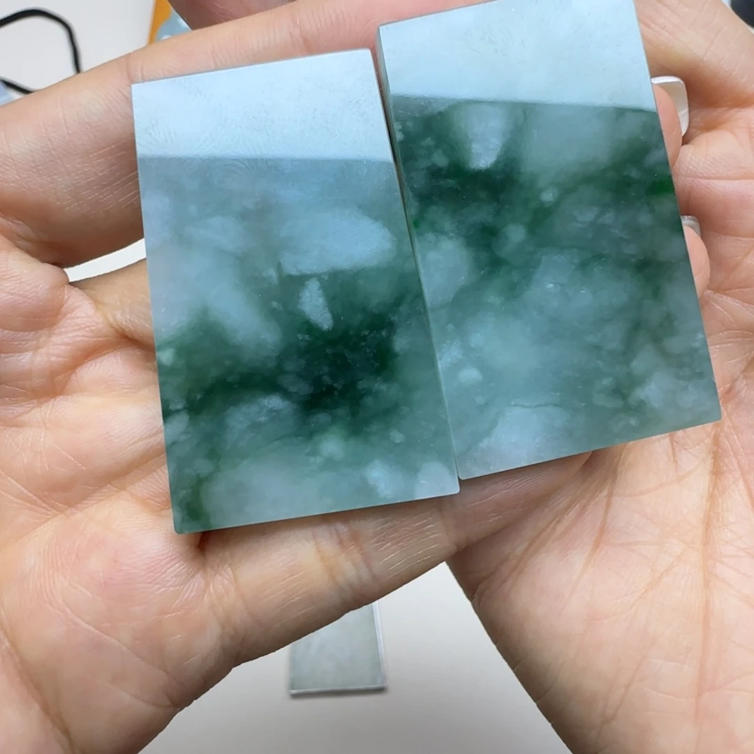 艾***俊翡翠未镶嵌颈饰无事牌