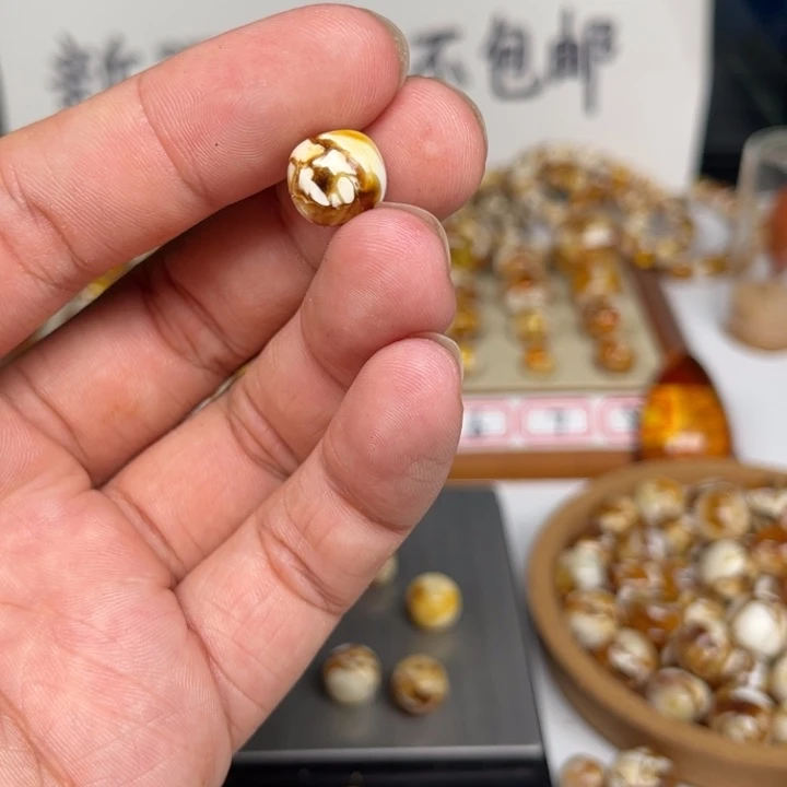 张***程未镶嵌琥珀裸石80号