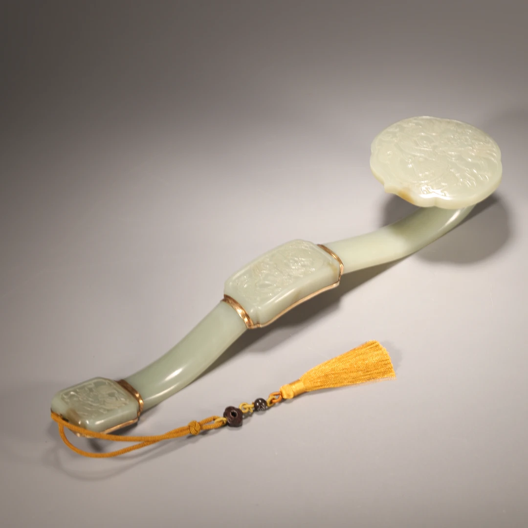 Lot27 清代 和田玉龙纹如意