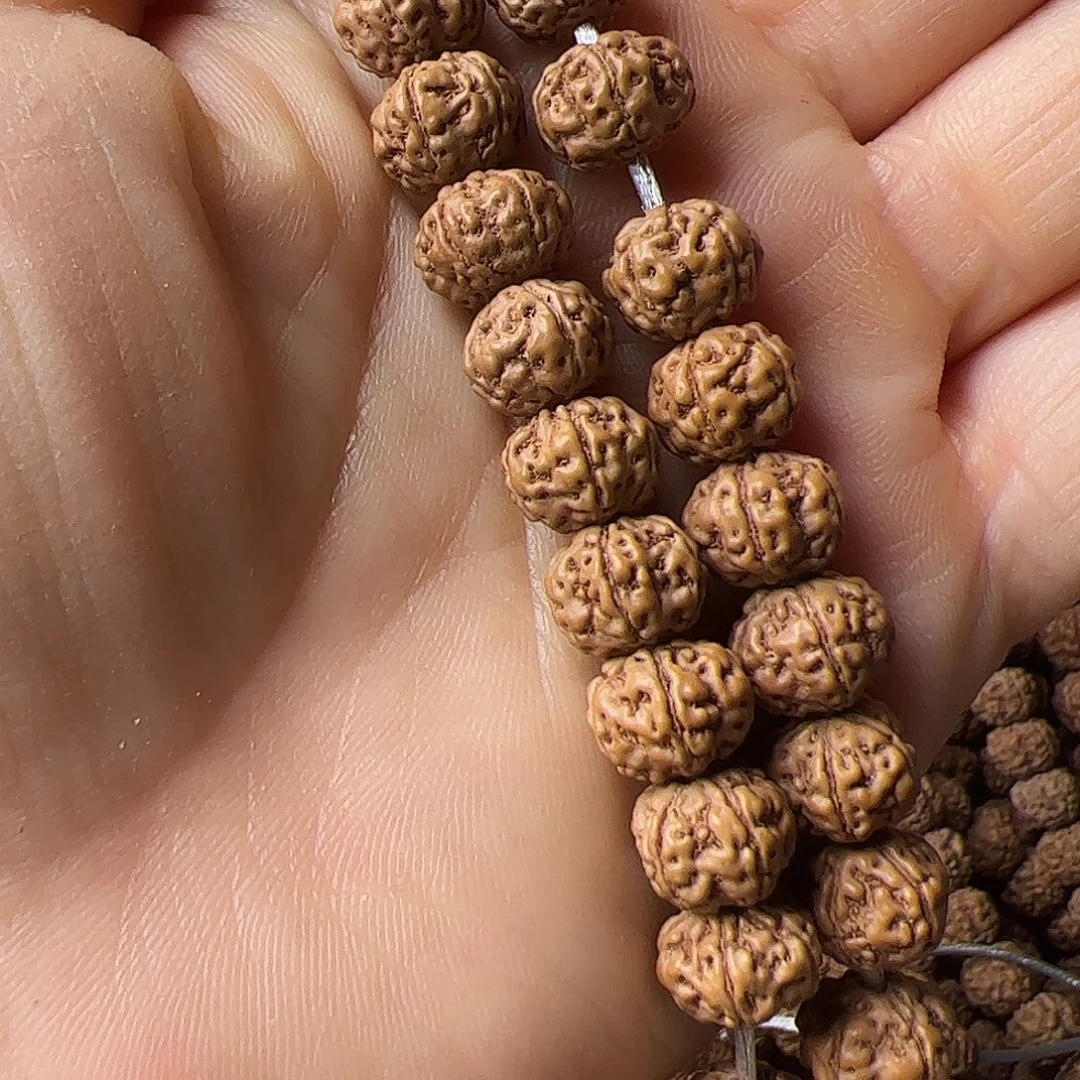 姜***黎吊坠金刚菩提玉梅花非精品手串，发114颗籽