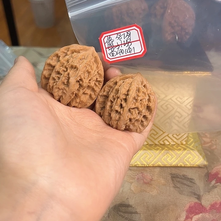 文玩核桃吊坠盘龙虎头