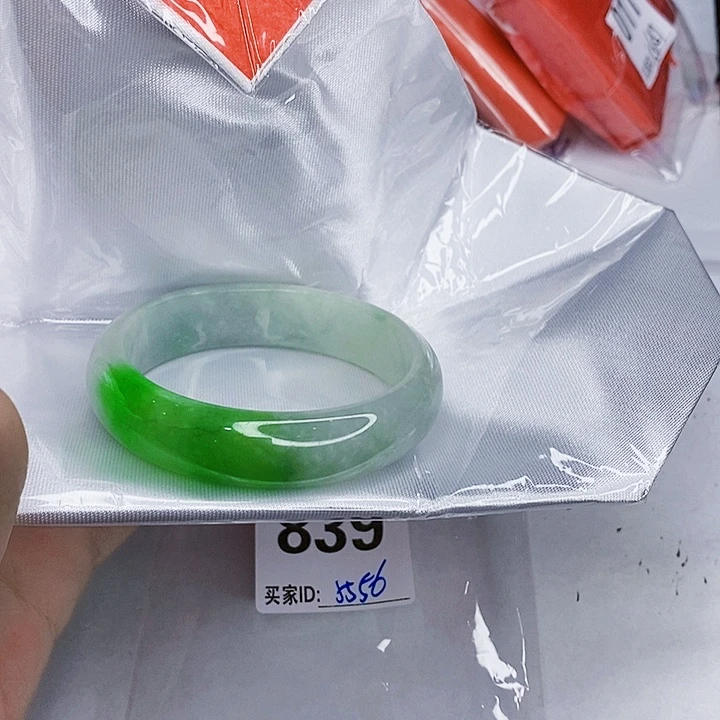 翡翠未镶嵌手镯一图一物实物为准（微瑕处理）