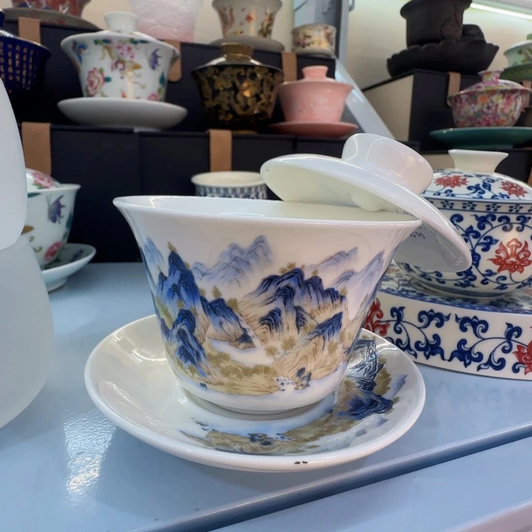 这些盖碗很漂亮我很喜欢！！