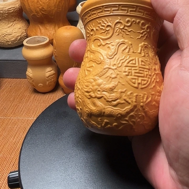 隐隐约约地看到一只