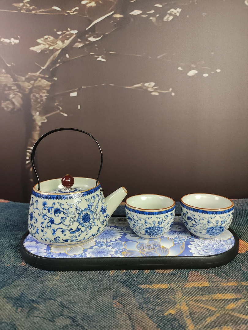 缠枝莲提梁壶（红钻）+两个缠枝莲客杯+青花吸水干泡茶盘-ZH2033