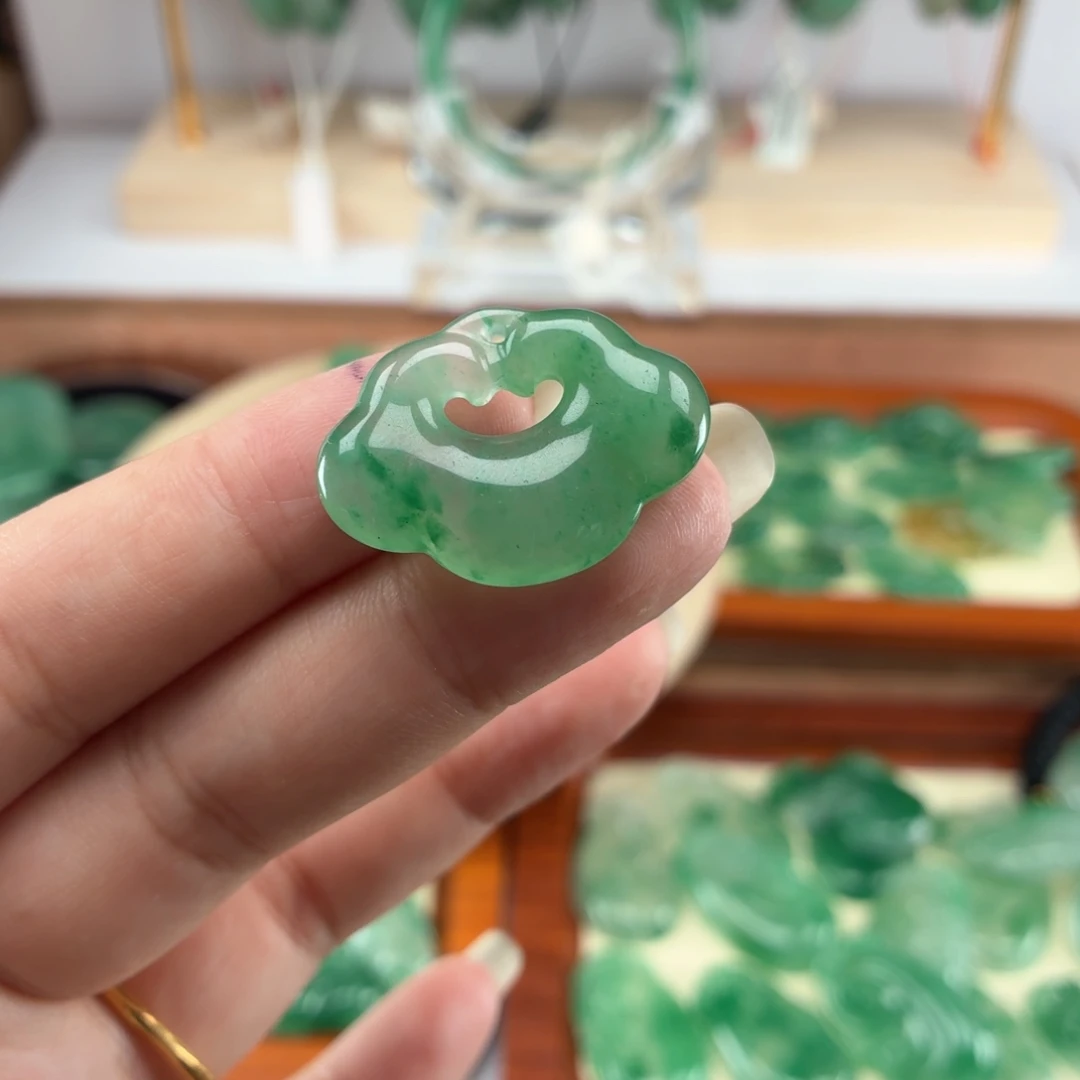 石英质玉（非洲翠）未镶嵌颈饰