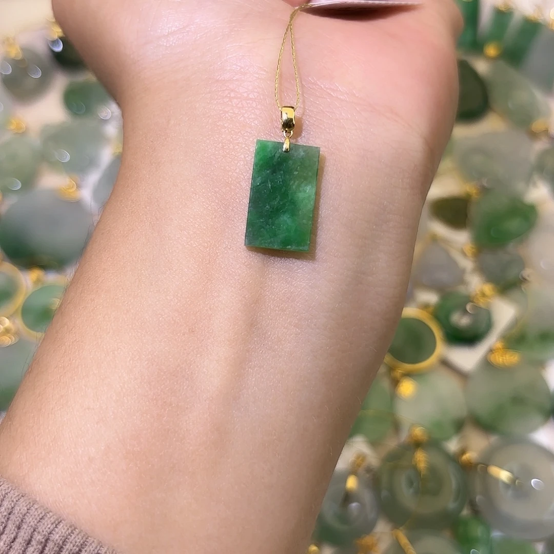 翡翠18K金镶嵌颈饰无事牌