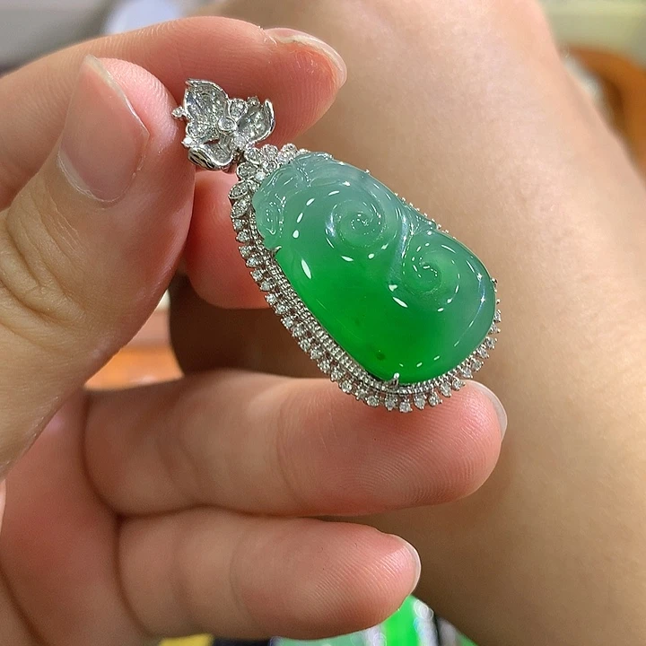 翡翠18K金镶嵌颈饰如意