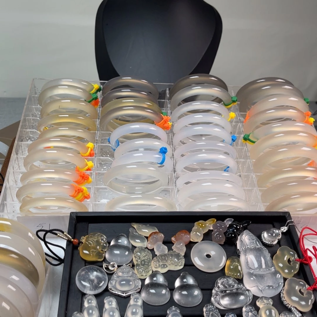 玛瑙/玉髓手镯未镶嵌我****霞