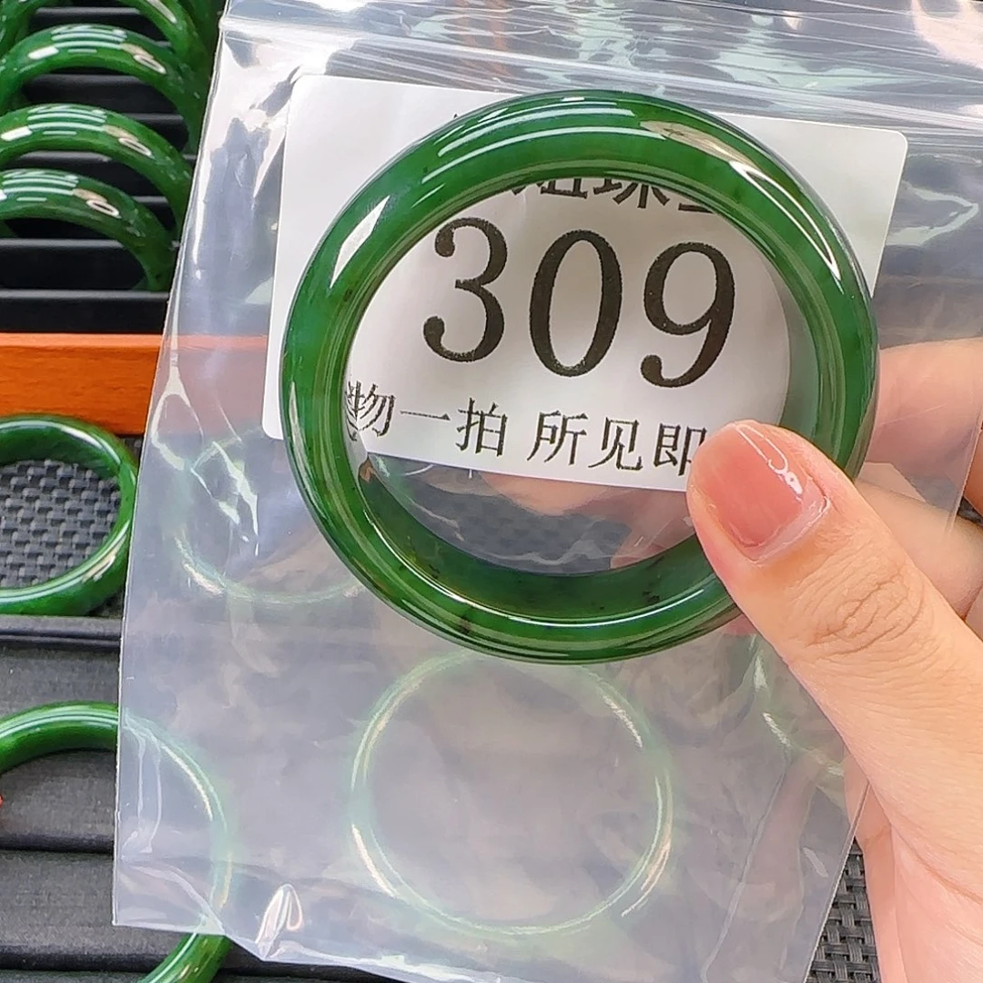 颈饰未镶嵌和田玉淡**然手镯56 309