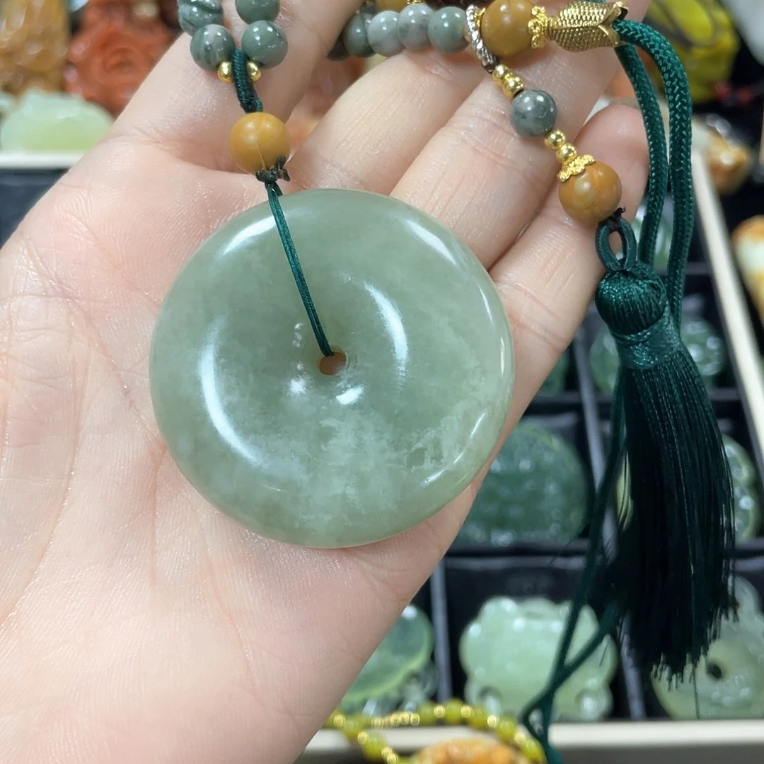 蛇纹石玉颈饰未镶嵌