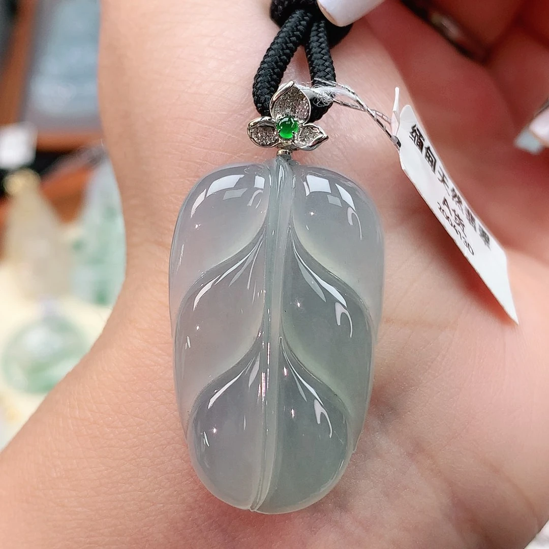 颈饰18K金镶嵌翡翠叶子