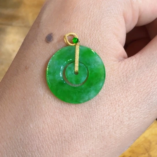 颈饰18K金镶嵌翡翠