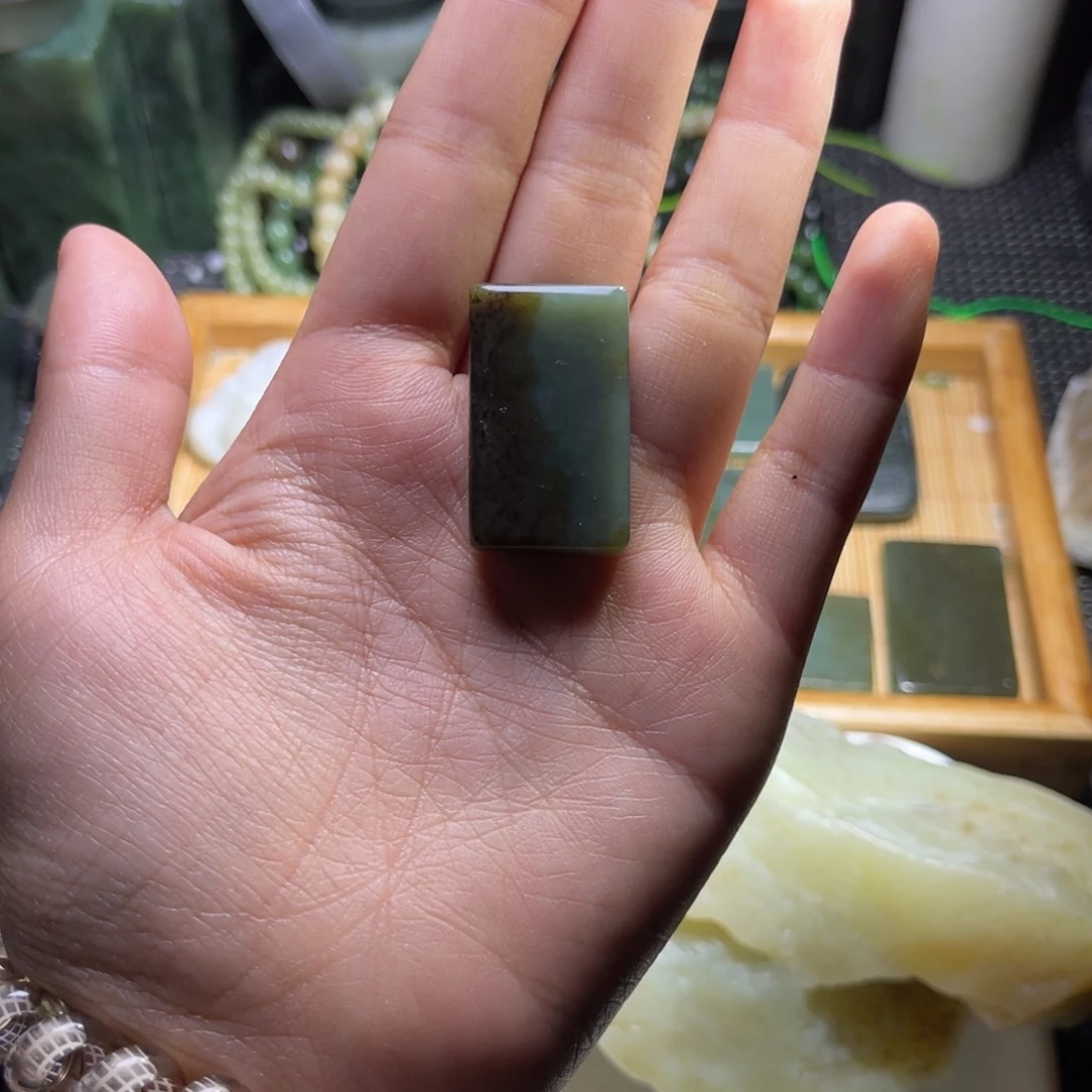 未镶嵌和田玉珠宝半成品半***。