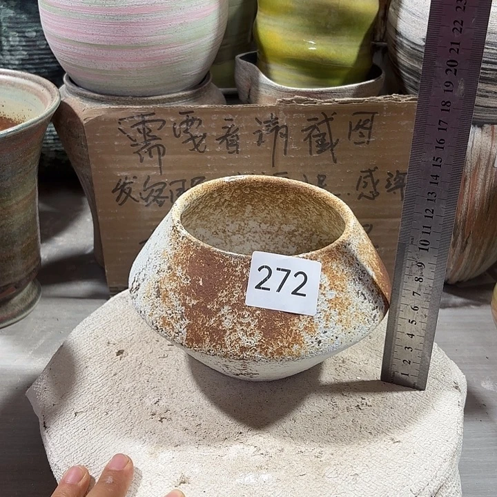 摆件陶高11，口10，有孔，272