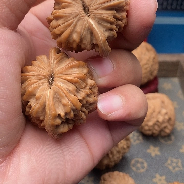 文玩核桃吊坠s****！四座楼