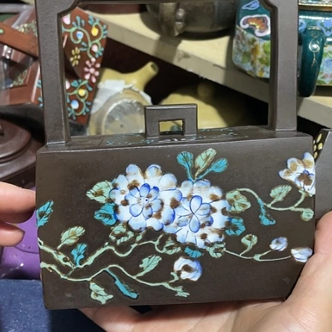 茶壶紫砂原矿泥料手工制作的一把紫砂壶。
