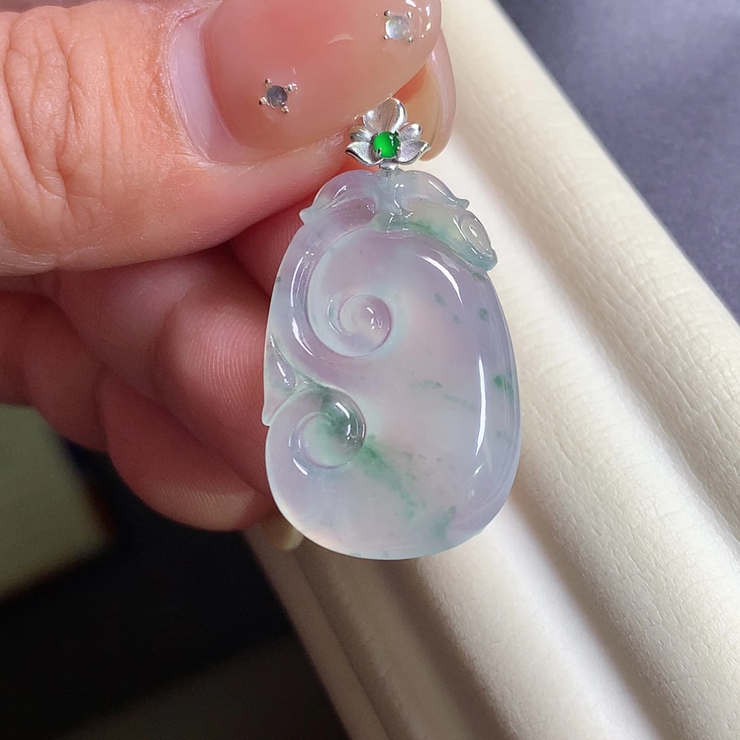 翡翠18K金镶嵌颈饰如意