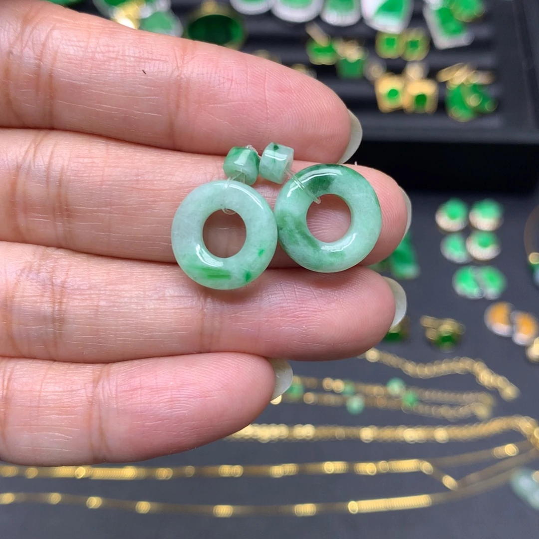 翡翠未镶嵌颈饰有纹