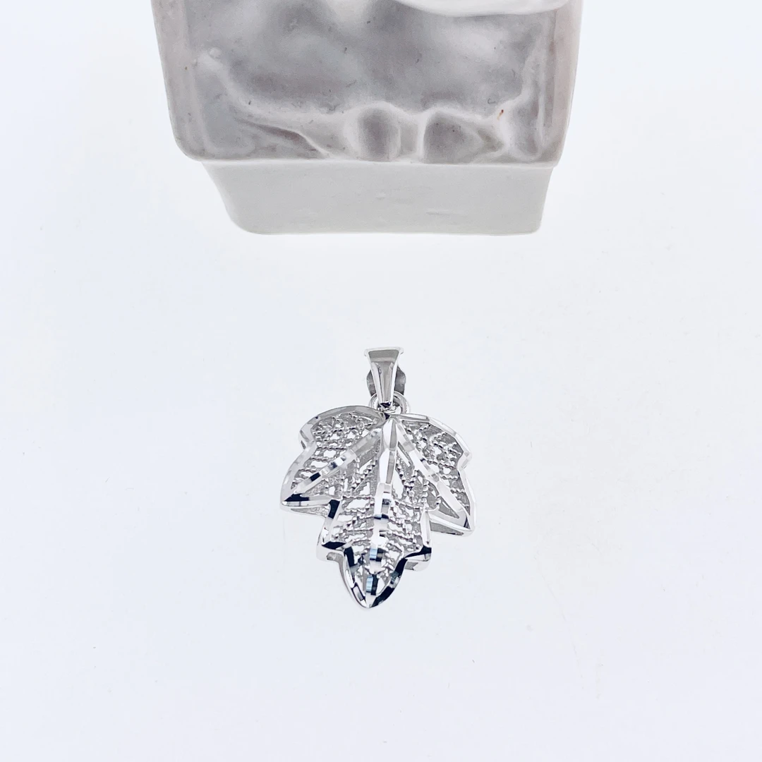 铂金Pt950车花枫叶吊坠1.35克
