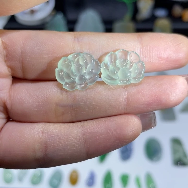 翡翠未镶嵌颈饰莲花