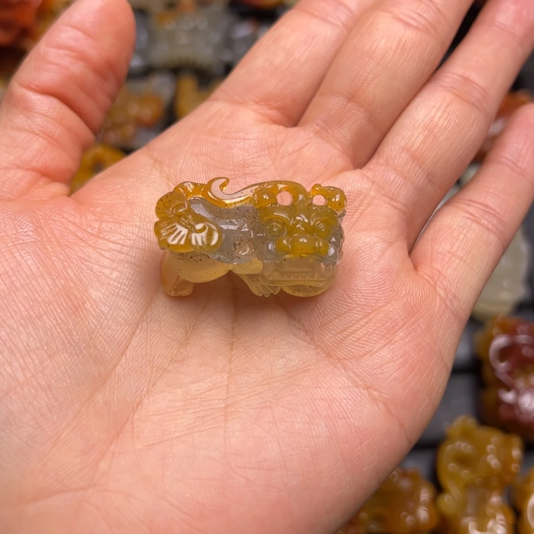 石英质玉（黄龙玉）颈饰未镶嵌思****)